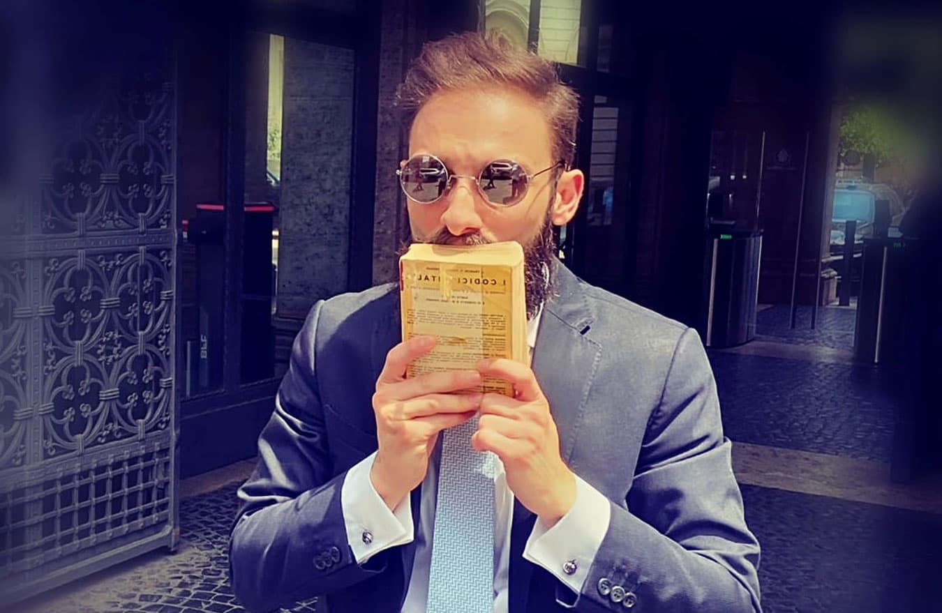 Il notaio Fabio Bellucci con un codice in mano